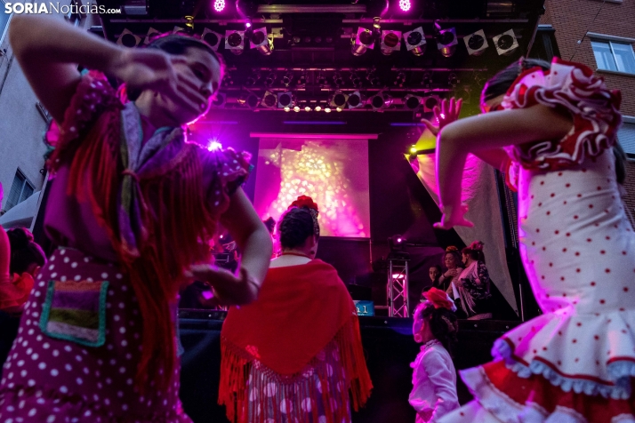 Galería: Coloridos trajes y baile flamenco con los niños como protagonistas