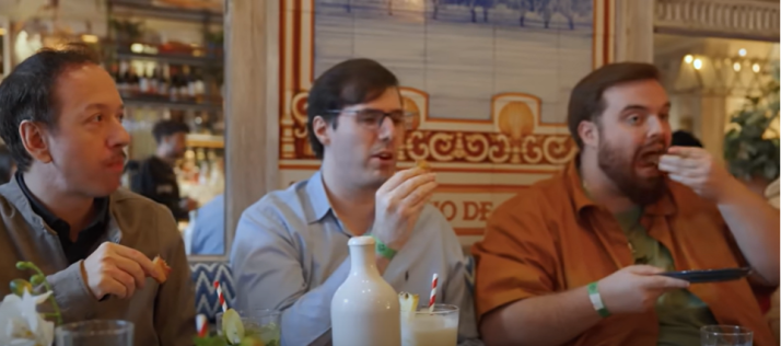 Ibai prueba el torrezno en Londres: Esto es para que nos pidan perdón a España