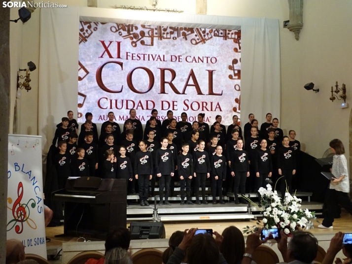 Las voces de las corales llenan el aula magna Tirso de Molina