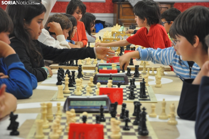 Fotos: Los niños de la Escuela Municipal de Ajedrez se miden en un torneo en el Casino