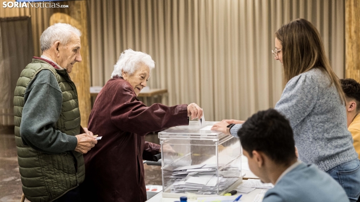 En imágenes: Los últimos votantes se acercan a los colegios electorales de Soria