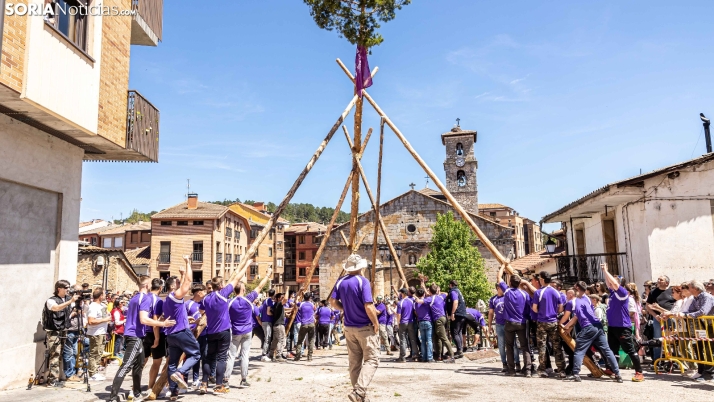 GALERÍA | San Leonardo levanta su mayo