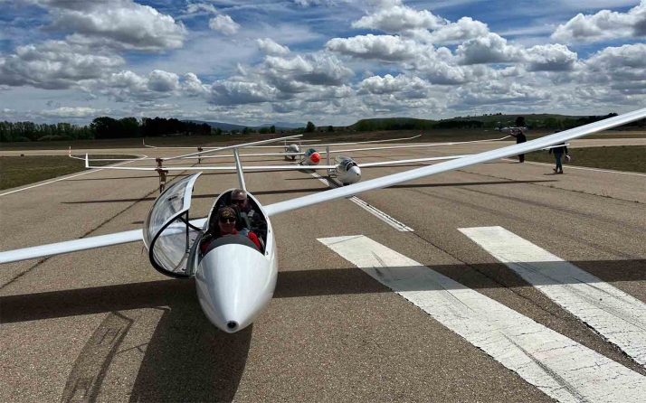 Planeadores franceses surcan el cielo de Garray de cara al Campeonato Mundial Femenino de Vuelo a Vela