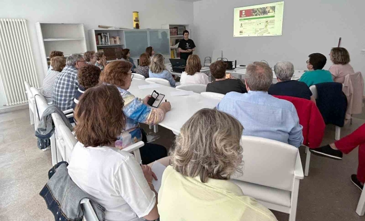 El Ayuntamiento forma a las asociaciones vecinales sobre los servicios digitales y la sede electrónica 