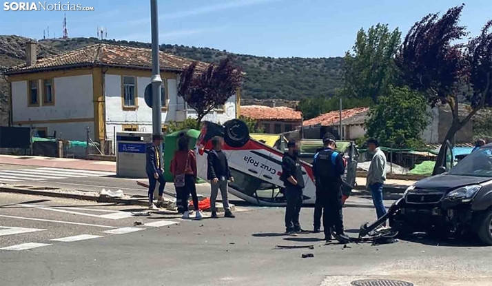 Una mujer herida en un choque entre un turismo y un vehículo asistencial de Cruz Roja