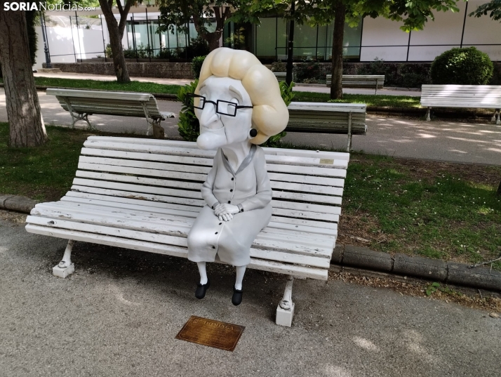 ¿Quién es Dominga y por qué ha escogido este céntrico banco de Soria para descansar?