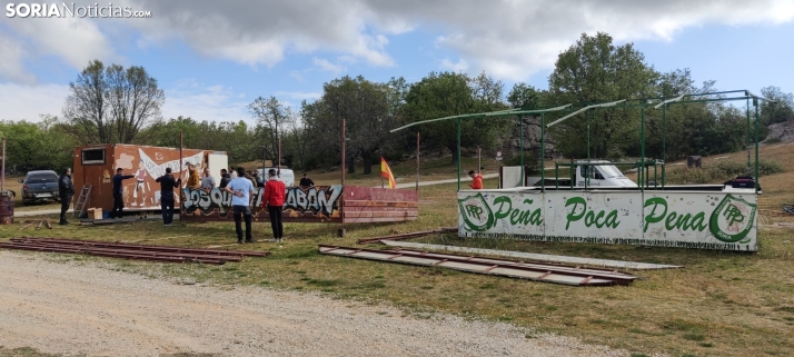 Valonsadero ya barrunta San Juan: Las peñas montan sus chiringuitos