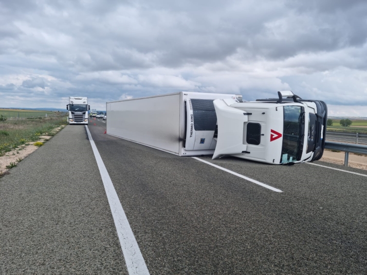 Herido leve al volcar su camión en Soria