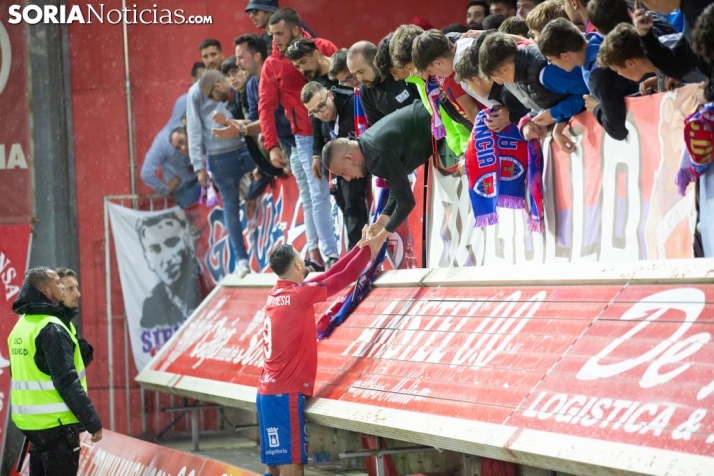Video y fotos: Los jugadores del Numancia reciben las críticas de la afición tras el descenso