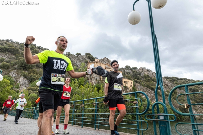 Fotos: Dos centenares de deportistas recorren los parajes más espectaculares de las márgenes del Duero