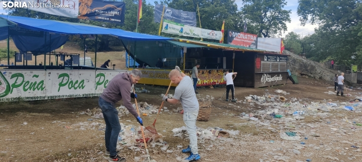 Fotos: Las peñas sanjuaneras limpian los chiringuitos... y el botellón