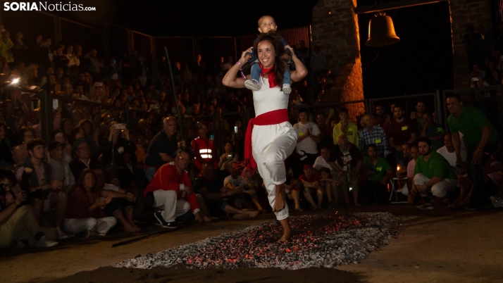 Galería: El Paso del Fuego vuelve a deslumbrar en San Pedro Manrique