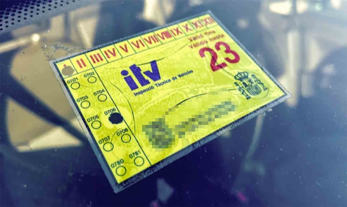Investigado por utilizar una pegatina de la ITV de manera fraudulenta