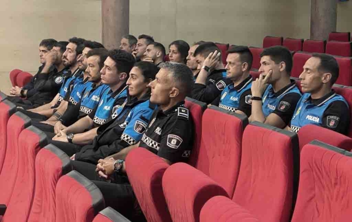 Dos policías locales de Soria, en el curso de guías caninos y adiestramiento de perros detectores de drogas