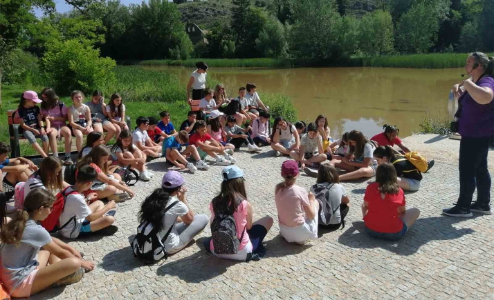 Los participantes en los presupuestos infantiles disfrutan de sus premios con una visita guiada a la muralla