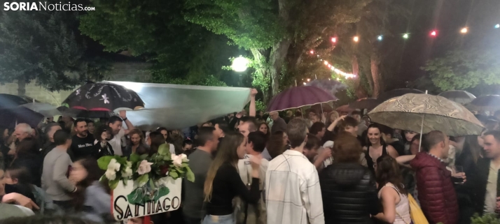 Las cuadrillas no faltaron a su tradicional visita al Árbol de la Música en Soria