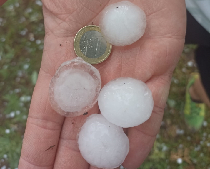 Fotos y vídeo/ Valonsadero: De una piscina a granizo más grande que una moneda