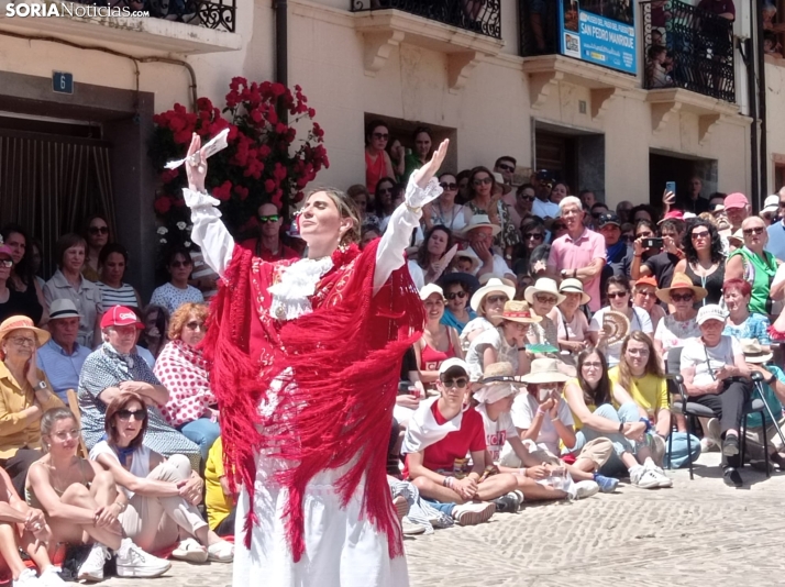 Fotos: Las móndidas recitan las cuartetas en la mañana de San Juan de San Pedro Manrique