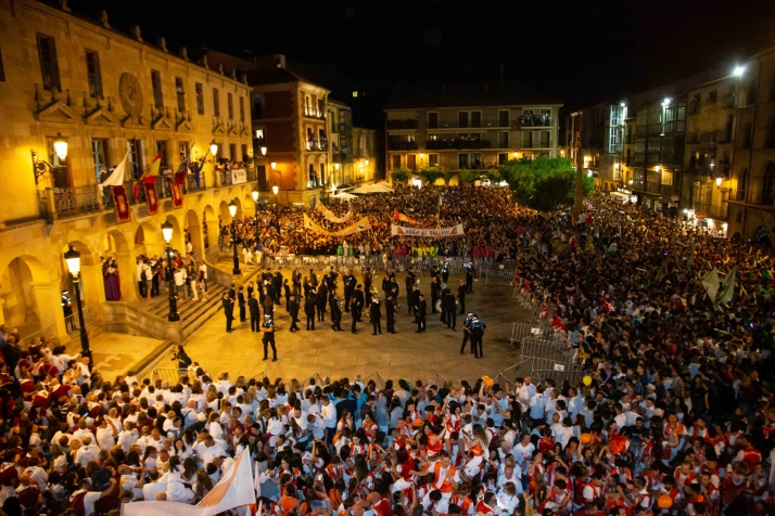 Una moneada al aire decide el Pregón (y los pregoneros) de las fiestas de San Juan 2023