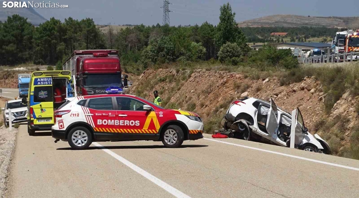 AMPLIACIÓN: Tres personas atrapadas en un accidente en la variante de Soria