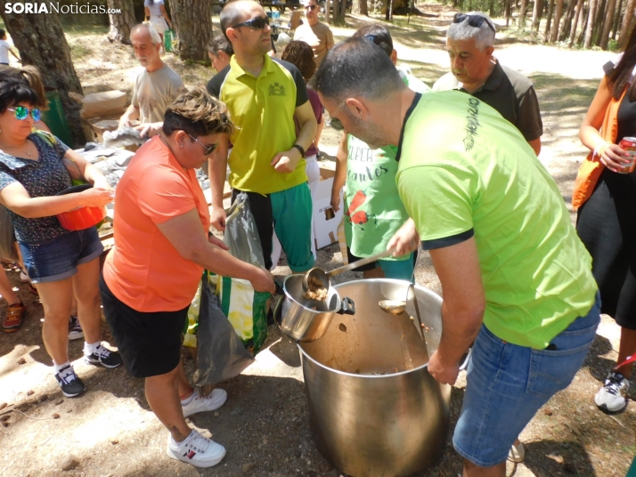 Fotos: Centenares de vecinos de San Leonardo de Yagüe disfrutan de la caldereta popular
