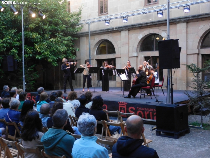 Fotos: La música clásica inunda el patio del IES Machado con Ensemble Praeteritum