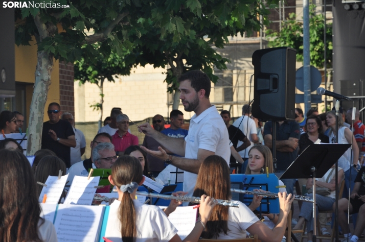 Galería: La Banda Municipal de Golmayo deslumbra en Camaretas y presenta el nuevo himno de su equipo de fútbol