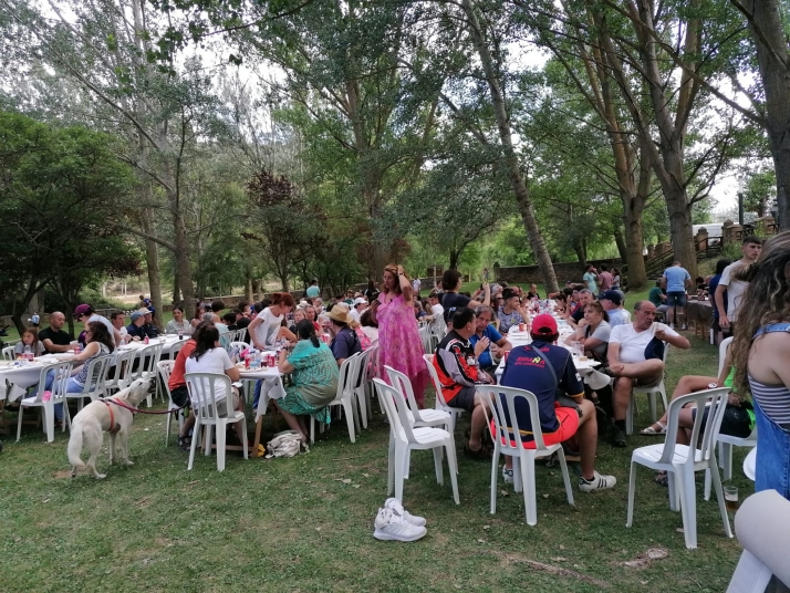 Fotos y video: Decenas de personas se reúnen para rendir un caluroso homenaje a Pablo Núñez