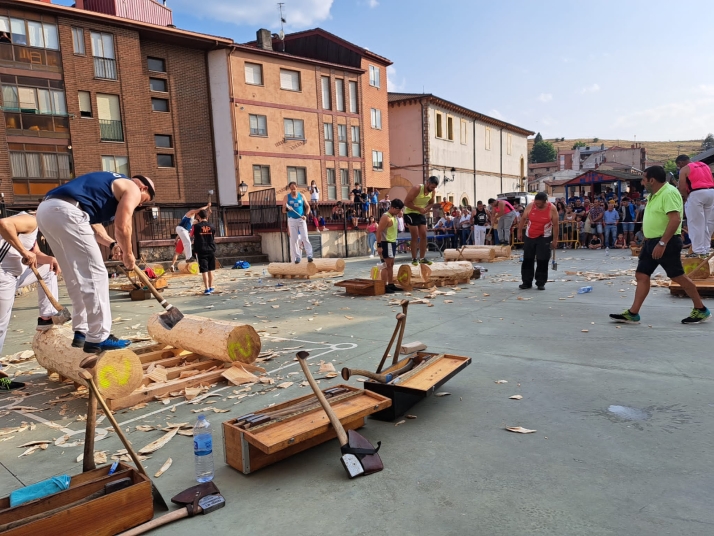 Una gran tarde de corte de troncos en San Leonardo de Yagüe