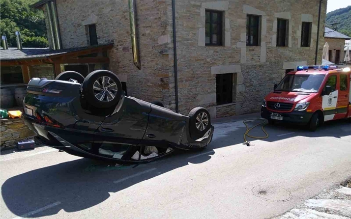 Herido tras volcar su turismo en León