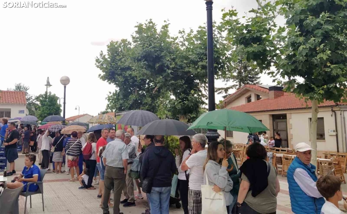 La lluvia no merma la fiesta en La Barriada
