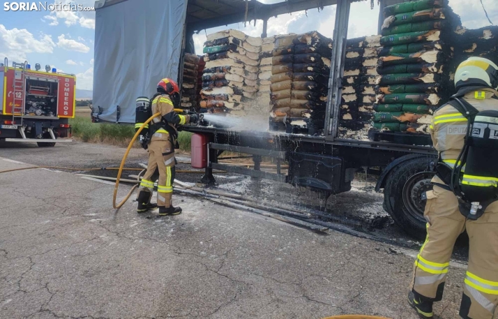 Arde un camión con harina entre Ágreda y Ólvega