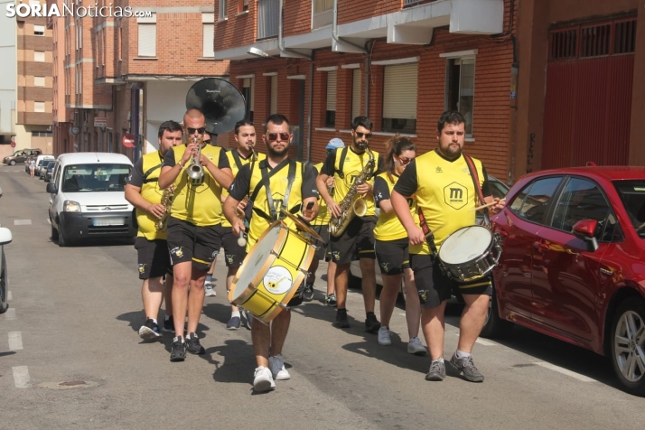 En imágenes: La música de la charanga despierta al Calaverón para honrar a Santiago Apóstol