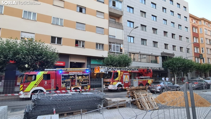 Los bomberos actúan en una alcantarilla de la que salía humo de la calle Alfonso VIII de Soria
