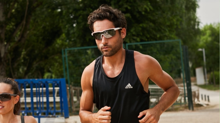 ¿Sabes cómo proteger tus ojos y oídos en deportes acuáticos y al aire libre?