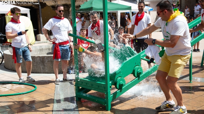 Foto a foto: La fiesta burgense continúa con comida y cucañas