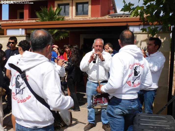 FOTO A FOTO | Golmayo disfruta de su tradicional Gallofa por las casas del pueblo