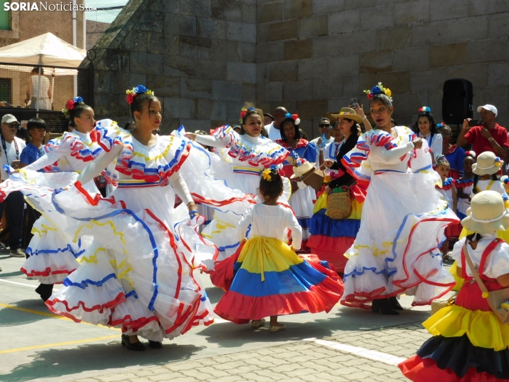 FOTOS | El Royo se llena de color para moverse a ritmos latinoamericanos en sus VI Jornadas del Indiano y la Migración