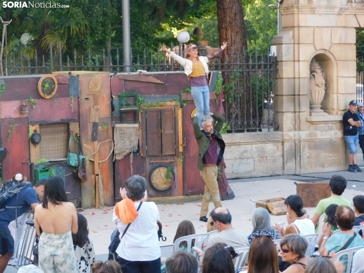 Fotos: Caperucita Roja y un espectáculo de acróbatas visitan Soria en su Festival de Teatro