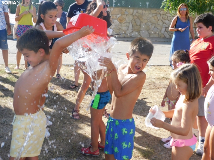 Fotos: Los más pequeños de Almarza se mojan en una divertida gymkana acuática