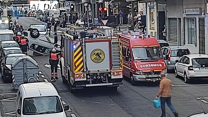 Susto en Salamanca con el vuelco de un turismo en el centro de la ciudad