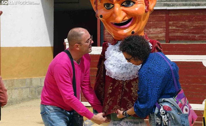 FOTOS | La comparsa de gigantes y cabezudos de Soria estrena nuevo vestuario