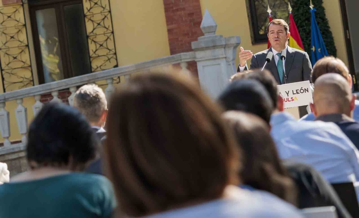 Mañueco garantiza que ningún niño de Castilla y León se quedará sin libros ni dispositivos electrónicos por falta de recursos