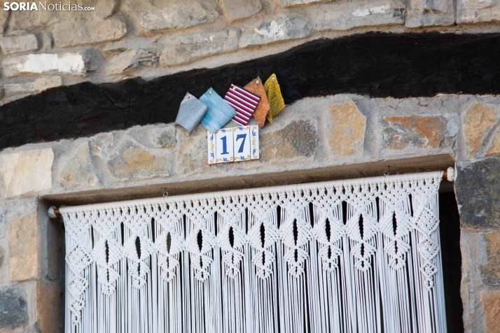 Fotos: ¿Sabes qué significan estos trozos de tela colgados sobre las puertas de las casas?