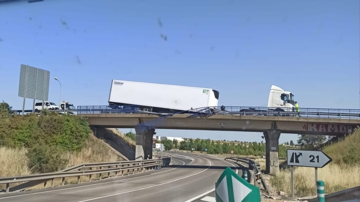 Susto en la entrada a Soria: Parte de la caja de un camión se suelta en el puente de la SO-20