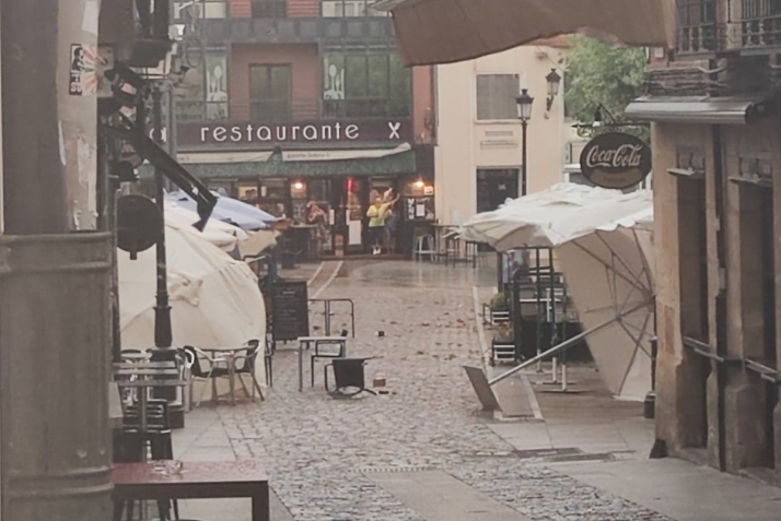 El temporal sacude Soria: Vuelos de sombrillas, sillas y dos intervenciones de los bomberos