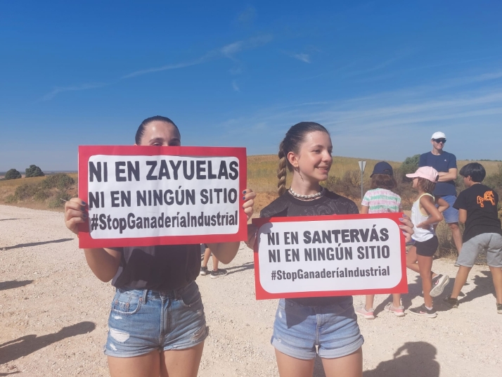 Fotos: Casi 300 personas del Coto Redondo de Fuentearmegil piden más protección antes las macrogranjas