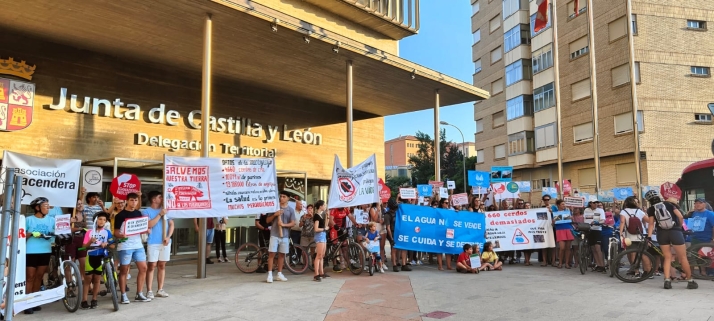 Los vecinos del Coto Redondo de Fuentearmegil llegan a la Junta para pedir protección ante las macrogranjas