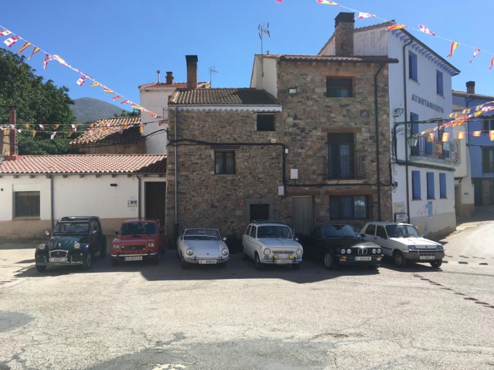 Un grupo de coches clásicos hace parada en Cueva de Ágreda