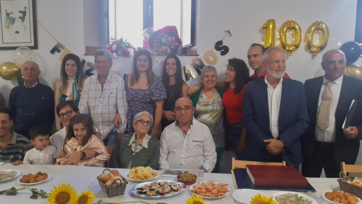 Ontavilla de Almazán celebra el cien  cumpleaños de Felipa Yubero García  junto a sus familiares y vecinos
